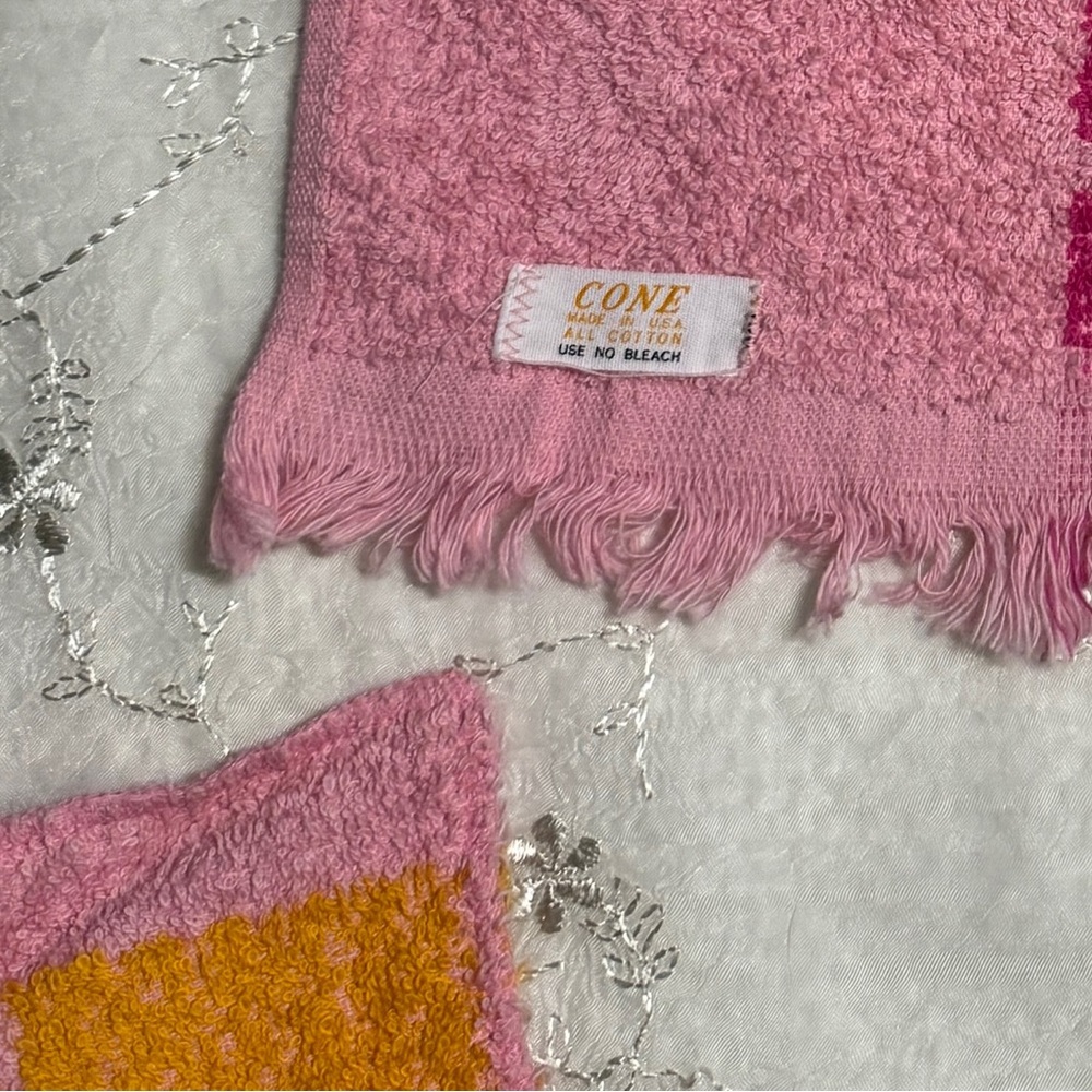 vintage 70s Cannon + Cone pink geometric towel set — 3-piece — 100% cotton — USA - Picture 4 of 5